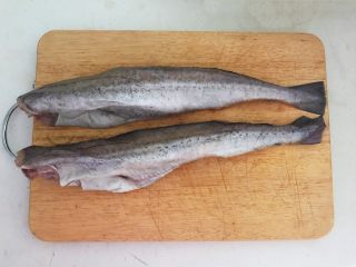 4、烤香辣鳕鱼,剪去鱼鳍