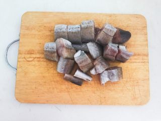 5、烤香辣鳕鱼,把鳕鱼切成小块