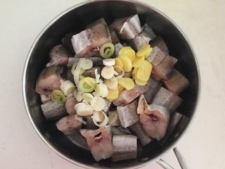 6、烤香辣鳕鱼,把鳕鱼放入盆中，加入葱花和姜片