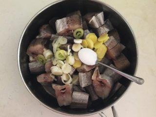 7、烤香辣鳕鱼,加入4克精盐