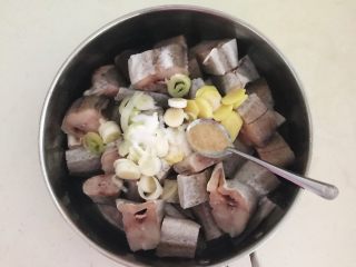 8、烤香辣鳕鱼,加入3克白胡椒粉