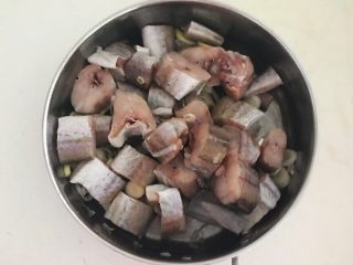 9、烤香辣鳕鱼,调匀后腌制30分钟