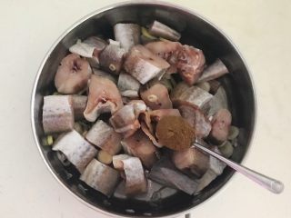 10、烤香辣鳕鱼,在腌制好的鳕鱼中加入3克孜然粉