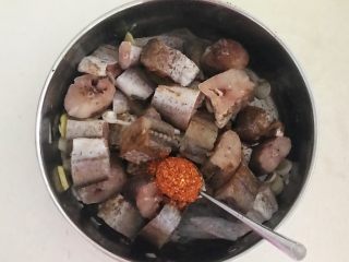 11、烤香辣鳕鱼,加入3克辣椒粉