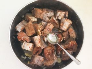 13、烤香辣鳕鱼,加入2勺大豆色拉油封味