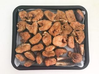 16、烤香辣鳕鱼,把腌制好的鳕鱼放入烤盘里