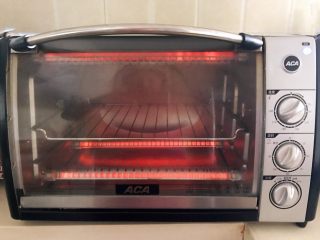 17、烤香辣鳕鱼,烤箱上下火220W预热5分钟