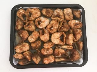 19、烤香辣鳕鱼,把烤盘取出来