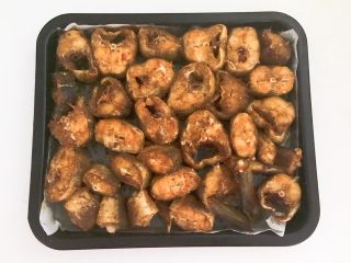 22、烤香辣鳕鱼,把烤盘取出来