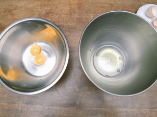 3、蒸蛋糕,鸡蛋分离，将蛋黄和蛋清各放入两个碗中，先将蛋清放入冷柜中保存