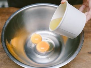 4、蒸蛋糕,将植物油分3次加入蛋黄中