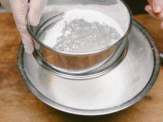 6、蒸蛋糕,粳米粉过筛，加入打好的蛋黄中
