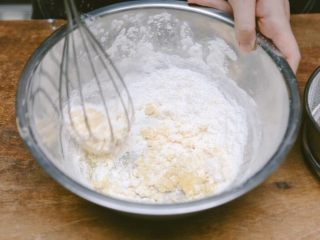 7、蒸蛋糕,使用搅拌棒搅拌均匀，静置