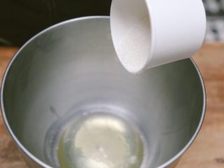 8、蒸蛋糕,在蛋清中加入糖