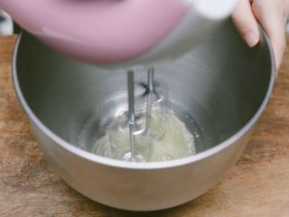 9、蒸蛋糕,糖分2次加入，使用打蛋器打发均匀