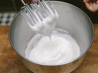 10、蒸蛋糕,最后打发成功的状态