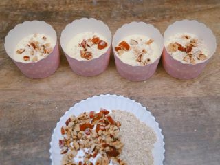 15、蒸蛋糕,在表面撒上芝麻和红枣碎