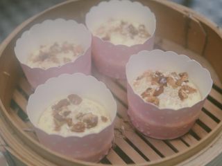 16、蒸蛋糕,放入蒸炉中蒸15分钟