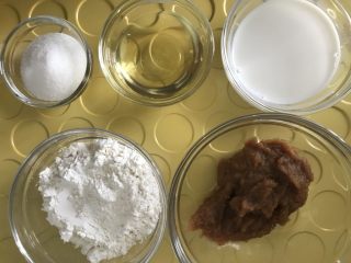 1、红枣戚风蛋糕,称好所有材料,蛋清蛋黄分离出来,蛋清放在无油无水的打蛋盆里,放冰箱冷藏。