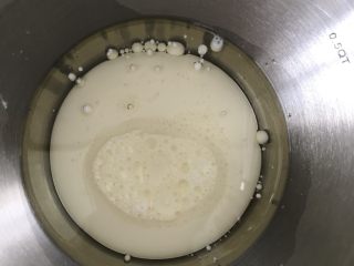 2、红枣戚风蛋糕,牛奶和玉米油混合后用手动打蛋器搅拌均匀。