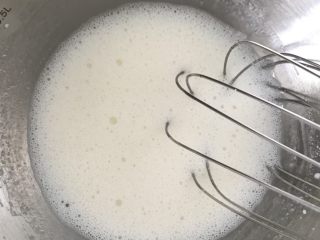 3、红枣戚风蛋糕,使劲快速画圈搅拌,直到完全乳化,上面没有一点油花浮在表面。