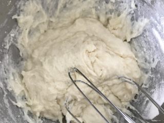 5、红枣戚风蛋糕,搅拌到没有干粉即可,不要过度搅拌,否则依旧会起筋。