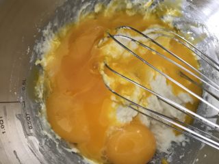 6、红枣戚风蛋糕,一次性加入三个蛋黄,还是画一字搅拌。