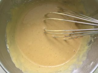 9、红枣戚风蛋糕,同样画一字将蛋黄糊和枣泥混合均匀,放一边备用,如果你的枣泥很稠,这一步面糊的状态很粘稠,可以适当添加3-5克牛奶,大家根据自己面糊的状态来适量的添加牛奶。