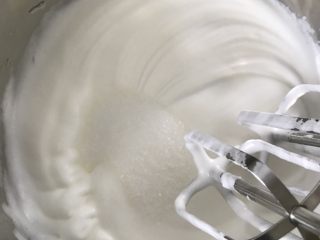 12、红枣戚风蛋糕,打发至有纹路清晰的状态,加入剩余的砂糖,继续打发。