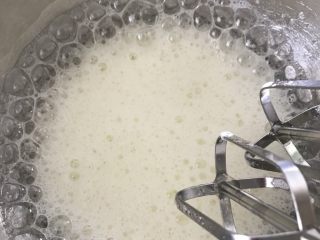 10、红枣戚风蛋糕,打蛋白前先把烤箱上下火170度预热10分钟,蛋清加几点柠檬汁或者白醋,电动打蛋器开一档,将蛋白打出大泡泡的时候加入三分之一细砂糖,之后电动打蛋器转中速继续打发。