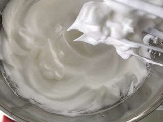 13、红枣戚风蛋糕,打发到有直立的小尖角,就是所谓的硬性发泡,打蛋盆倒扣不掉的状态即可,不要过度打发,否则容易打过头,导致蛋白消泡,呈现渣渣状态,就报废了。