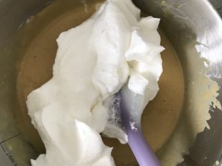 15、红枣戚风蛋糕,加入三分之一蛋白霜到蛋黄糊里,这一步我不是用刮刀切拌的,而是直接用手动打蛋器采用捞拌的方法快速搅拌均匀的,因为戚风的蛋白霜较硬,我用刮刀切拌,很难拌匀,拌久了很快就消泡,手动打蛋器能很高效的将面糊快速搅拌均匀。