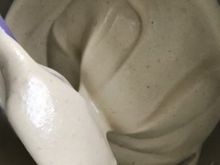17、红枣戚风蛋糕,之后把搅拌均匀的面糊一次性倒入剩余的蛋白中捞拌均匀呈细腻光滑的状态。