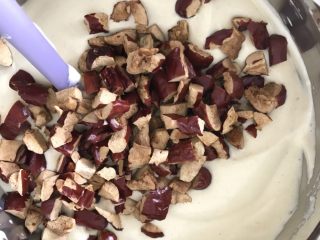 18、红枣戚风蛋糕,加入大枣颗粒,大概拌匀即可。