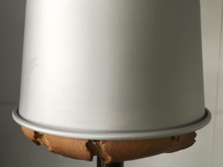 22、红枣戚风蛋糕,出炉后,立即倒扣彻底凉透后进行脱模。