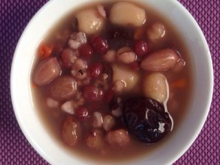 4、快煮小米养生粥,放碗里！完成。可以喝啦。提示：放冰箱冷藏更好吃！