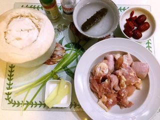1、海参椰子鸡,所用食材：椰子，鸡腿，海参，红枣，枸杞，香葱，姜片，白胡椒粉，海盐