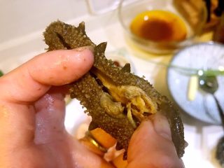 2、海参椰子鸡,海参纯净水浸泡三天，每天换一次水，并每天蒸制一次，泡发至原来3-4倍