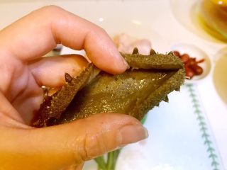 3、海参椰子鸡,去肠去内脏洗净干净