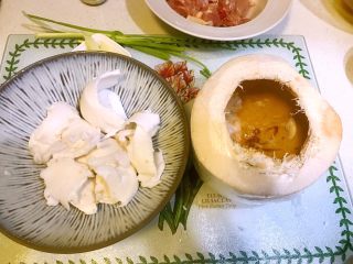 4、海参椰子鸡,椰子水倒出，椰肉挖出备用