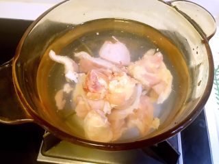 5、海参椰子鸡,整鸡腿清水浸泡1小时泡出血水，加料酒冷水入锅