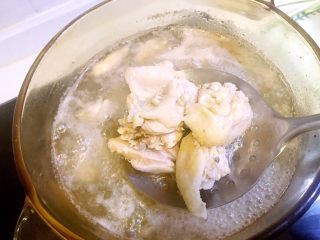 6、海参椰子鸡,水煮沸后撇入浮沫，捞出冲洗干净