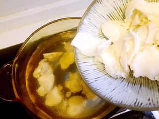 7、海参椰子鸡,椰子水倒入锅中，放入鸡肉和叶肉