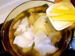 8、海参椰子鸡,放入姜片