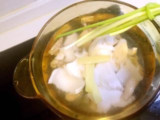 9、海参椰子鸡,放入葱结