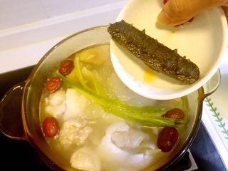 12、海参椰子鸡,加入海参继续煮10分钟