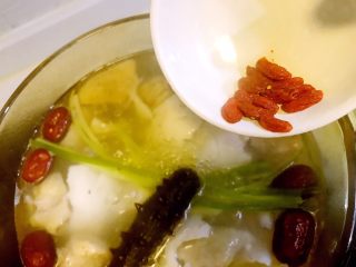13、海参椰子鸡,出锅前放入枸杞