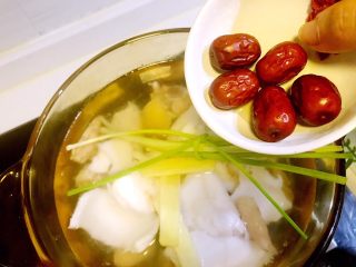 10、海参椰子鸡,放入红枣