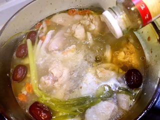 14、海参椰子鸡,加入白胡椒粉