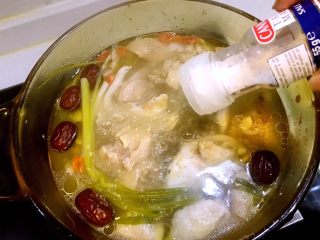 15、海参椰子鸡,撒入少许海盐调味